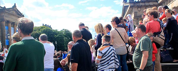 performance-crowd